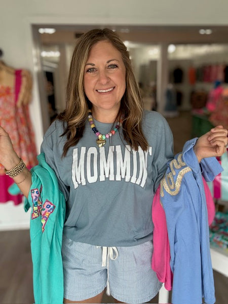Mommin’ Tee